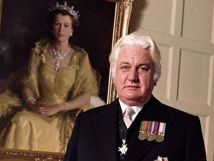 Photo of former gpvernor-general Sir John Kerr in front of a portrait of Queen Elizabeth It